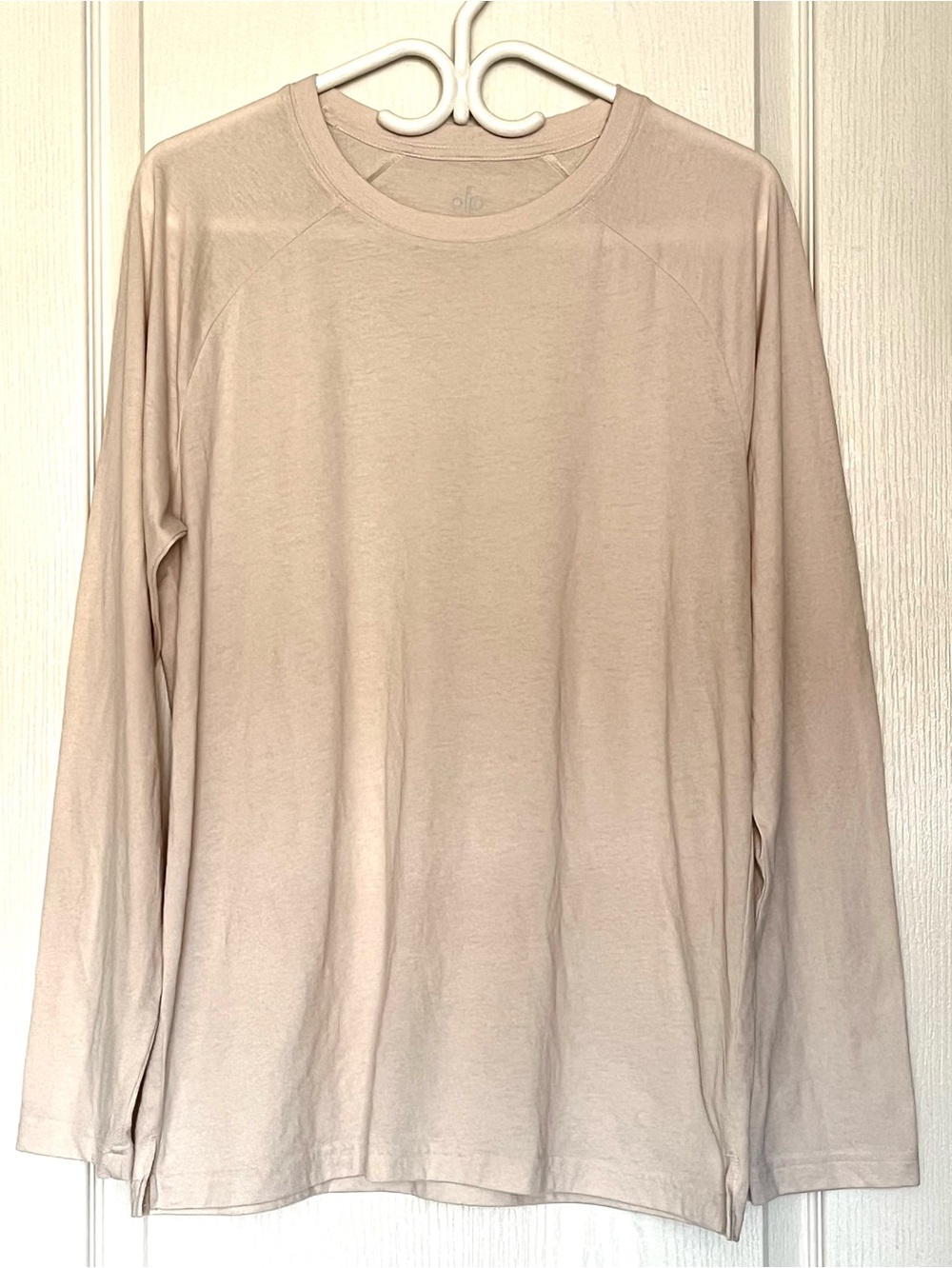 Alo Yoga Men’s Triumph Raglan Long Sleeve Shirt Size M Bone Off-White Minimalist